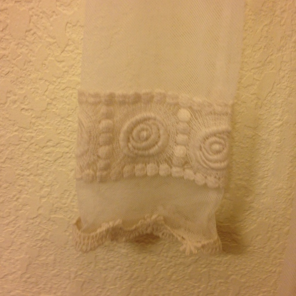 Ivory unique top. - Picture 4 of 4
